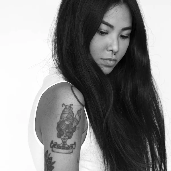 Wanita Asia dengan Tattoo — Stok Foto