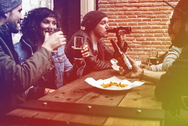 Här människorna med öl på nattklubb — Stockfoto