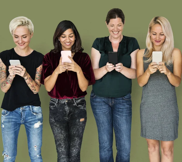 Γυναίκες που χρησιμοποιούν smartphones — Φωτογραφία Αρχείου