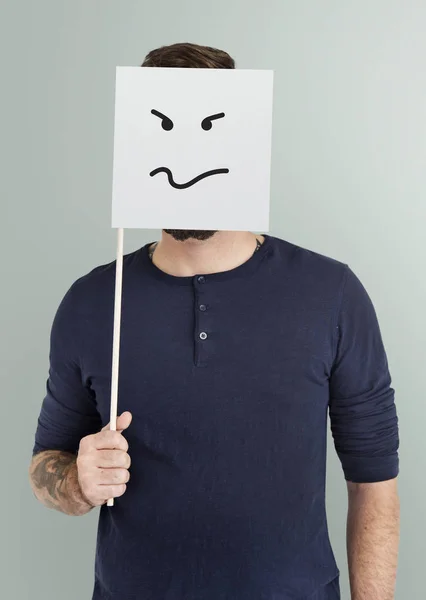 Człowiek, obejmujących twarz z flagą papieru — Zdjęcie stockowe