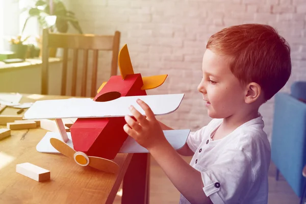Kleine jongen spelen met vliegtuig — Stockfoto