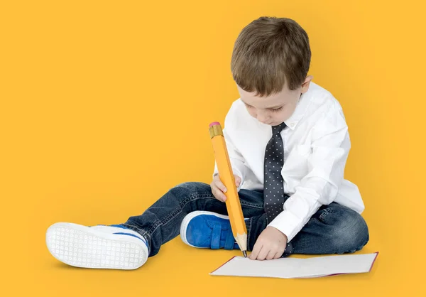 小さな男の子が鉛筆で書いて — ストック写真
