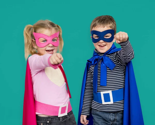 Kinderen in superheld kostuums — Stockfoto