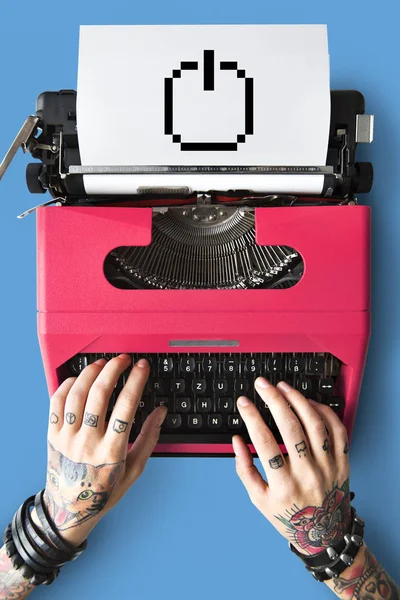 Tattooed person typing on typewriter. — Stock Photo, Image