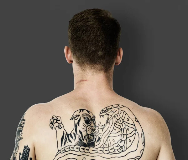 Чоловік з татуюванням на голій спині — стокове фото