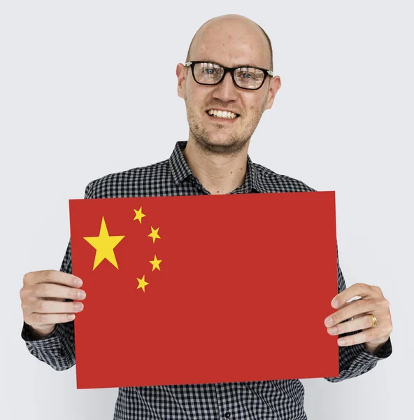 Mogen man håller kinesisk flagga. — Stockfoto