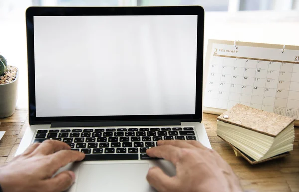 Trabalho humano em laptop — Fotografia de Stock