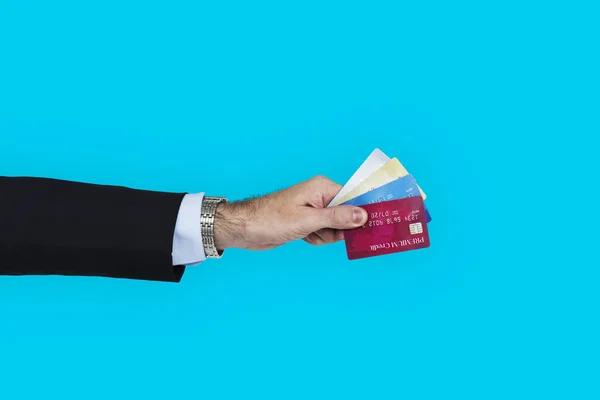 Рукою людини холдингу кредитні картки — стокове фото