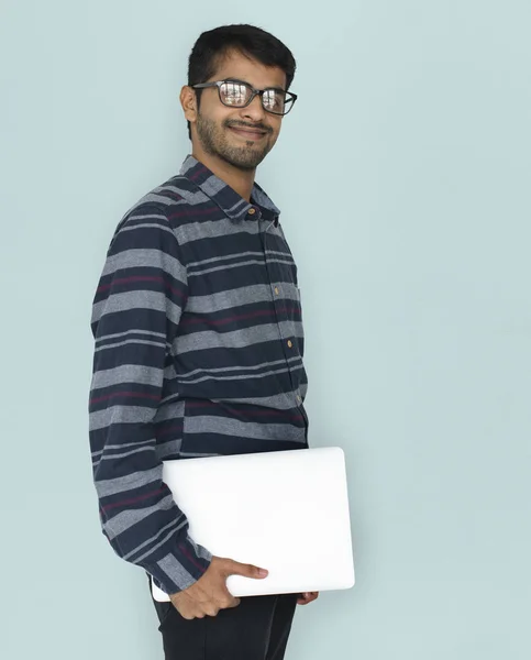 Uomo indiano con laptop in studio — Foto Stock