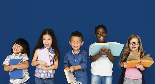 Niños leyendo libros —  Fotos de Stock