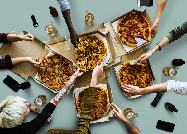 Emberek élvez az olasz pizza — Stock Fotó