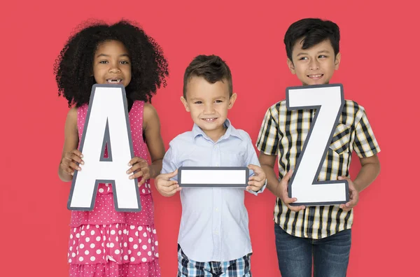 Εγγράφου παιδιών κρατάει A-Z γράμματα — Φωτογραφία Αρχείου