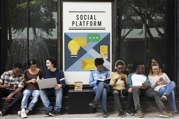 Jóvenes estudiantes sentados cerca de la pancarta —  Fotos de Stock