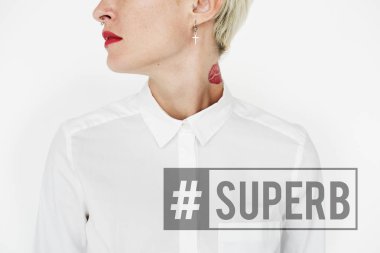 Beyaz gömlekli genç kadın