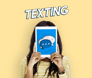 Dijital tablet kapsayan yüz tutan kadın