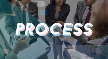 Pazarlama tartışırken iş adamları planı