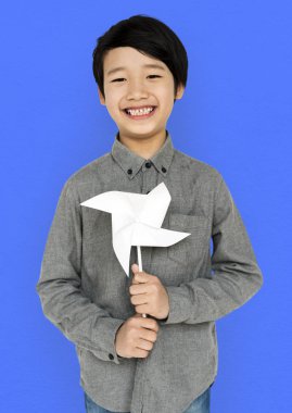 Çocuk Holding Kağıt Rüzgar fabrikası