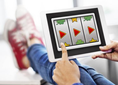 kişi holding dijital tablet