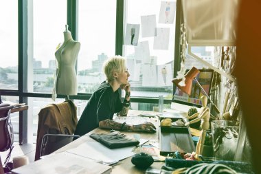 Atölyede çalışan tasarımcı