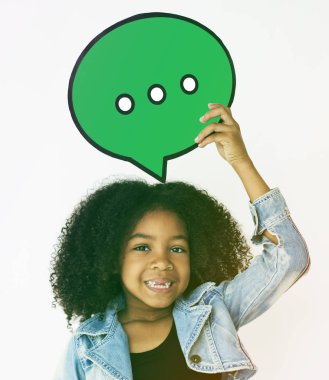 Kağıt konuşma balonu tutan çocuk