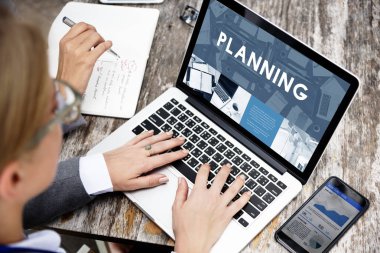 Dizüstü bilgisayar kullanan iş adamları