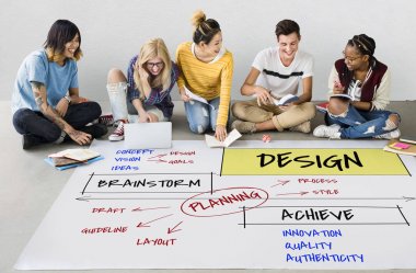 öğrenciler proje üzerinde birlikte çalışma