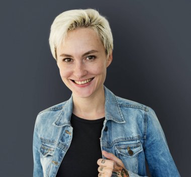 denim ceket içinde gülümseyen kadın 