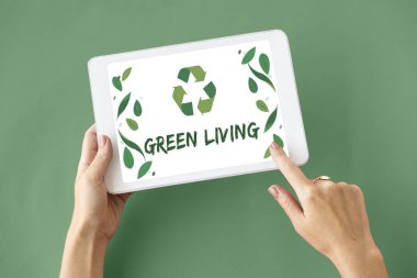 kişi holding dijital tablet