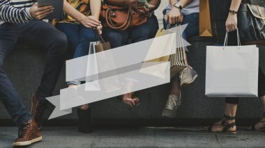 alışveriş torbaları tutan arkadaşlar 