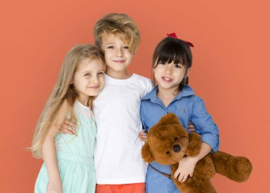 Çocuklar birlikte sarılma