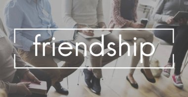 İnsanlar sandalyede oturuyor.