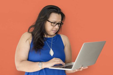 Dizüstü bilgisayar kullanan kadın 