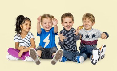 çok güzel çocuk yere oturmak