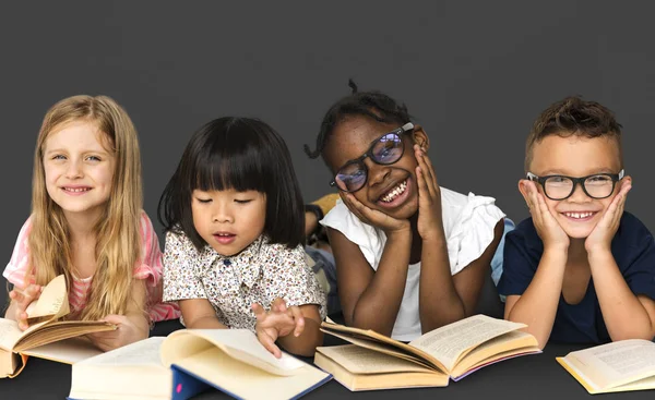 Niños leyendo libros — Foto de Stock