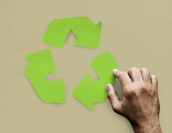 Menschenhand und grüner Pfeil — Stockfoto