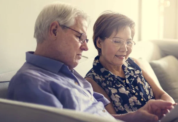 Coppia anziana utilizzando tablet — Foto Stock