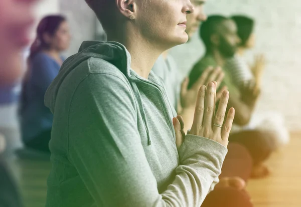 Orang yang memiliki kelas yoga — Stok Foto