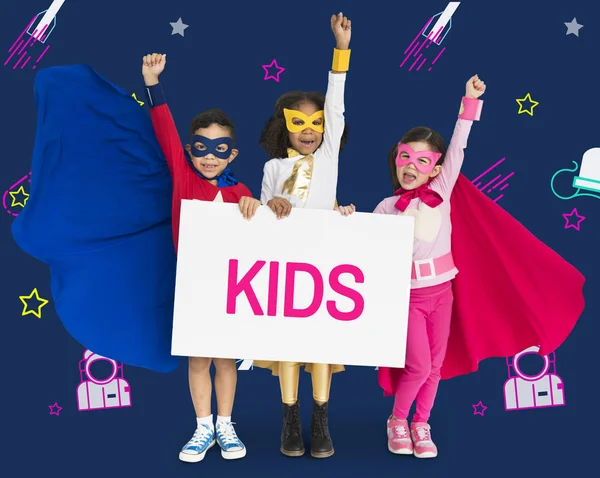 Kinder in Superheldenkostümen mit Banner — Stockfoto