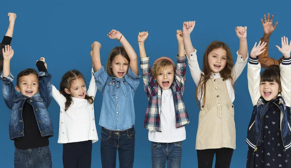 Niños sosteniendo brazos levantados —  Fotos de Stock