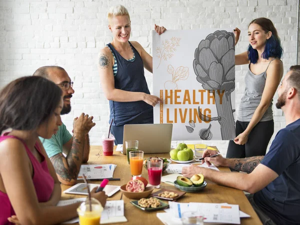 Persone che si incontrano con la colazione — Foto Stock