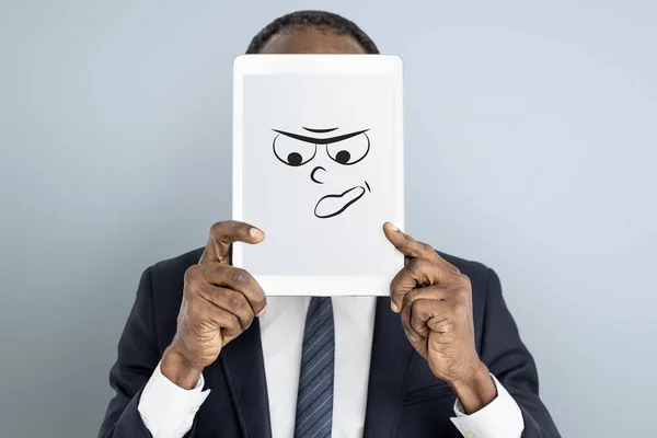 Hombre celebración de la tableta digital que cubre la cara — Foto de Stock