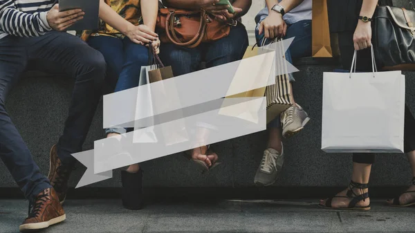 Amigos segurando sacos de compras — Fotografia de Stock