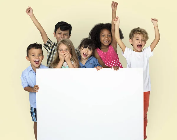 Crianças mostrando Copyspace Board — Fotografia de Stock
