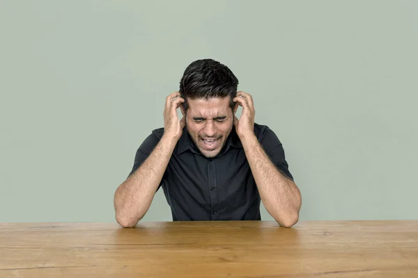 Homme stressé à table — Photo