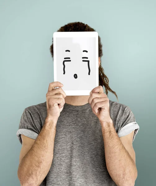 Людина тримає цифровий планшет покриття обличчя — стокове фото