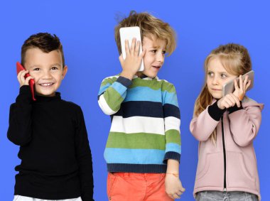 akıllı telefonlar kullanan arkadaşlar