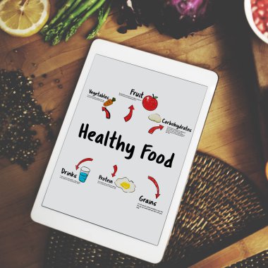 malzemeler ve tablet ile mutfak masası