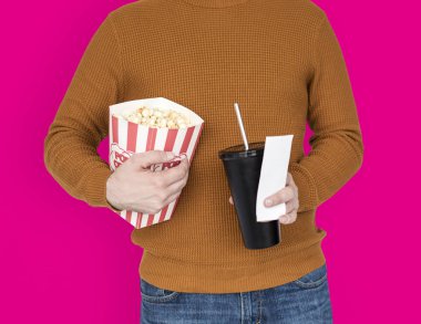 patlamış mısır ve içecek bilet ile tutan adam