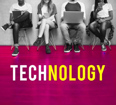 Arkadaşlar dijital cihazlar kullanarak