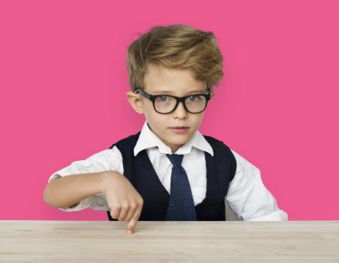  Çocuğu işaret parmakta tablo